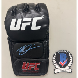 DRICUS 'Stillknocks' DU PLESSIS Hand Signed 4oz UFC Glove + Beckett COA DRICUS 'Stillknocks' DU PLESSIS Hand Signed 4oz UFC Glove + Beckett COA